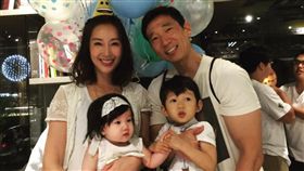 ▲隋棠在臉書上PO出一家四口的全家福照。（圖／翻攝隋棠臉書）