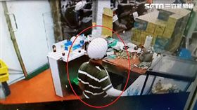 涂男前往土城區中央區的檳榔攤購買酒跟檳榔，趁著店員不注意之際，打算拉開抽屜竊取財物，老闆從遠端監控系統發現異狀，從樹林趕回店內，與店員一同擋住涂男並報案，警方訊後依竊盜未遂罪送辦（翻攝畫面）