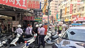徐男騎車外出遭警盤查，他支吾其詞引起懷疑，警方遂請徐男打開置物箱，並從手提包內搜出1把改造手槍，全案訊後依槍砲罪送辦（翻攝畫面）