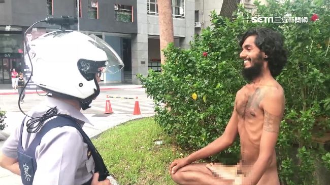 東區驚見印度裸男！里長、警察勸不聽