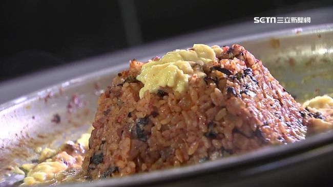 韓國火山爆發炒飯　蛋液河軟Q超柔嫩