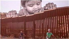 巨嬰,寶寶,童年入境暫緩遣返,DACA,追夢人,川普,JR,裝置藝術,邊界,美國,墨西哥　圖／翻攝自JR推特 https://goo.gl/N8cjyT