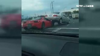 下交流道過快　法拉利「鏟起」賓士車