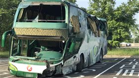 國道客運岡山撞護欄  6死11傷（1）國道一號北上348公里岡山交流道附近11日深夜發生一起重大車禍，一輛阿羅哈客運失控自撞護攔，造成6死、11人受傷，客運駕駛向警方指出，當時因閃避前方車輛而失控肇事。圖為事故車輛。中央社記者程啟峰高雄攝  106年9月12日