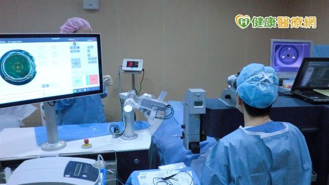 看手機小字好吃力？老花眼矯正新選擇