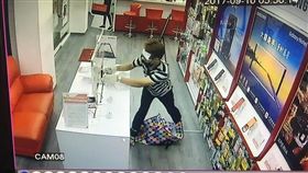 嫌犯將展示櫃上手機搜刮一空。（圖／翻攝畫面）