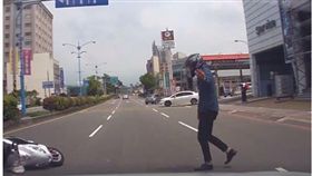 三寶蛇行摔車，卻一個MOVE帥傻眾人（圖／翻攝自爆料公社）