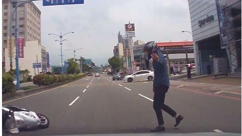 三寶蛇行自摔　一個Move征服網友
