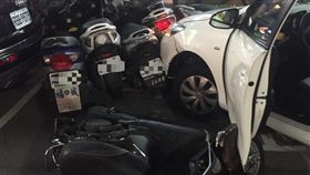 林女失控撞到路旁汽機車卡在車道。（圖／翻攝畫面）