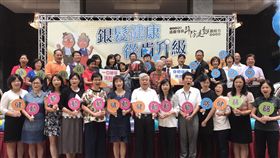 台北市府衛生局為響應敬老月，結合台北市牙醫師公會宣導口腔保健，推廣「健口操」