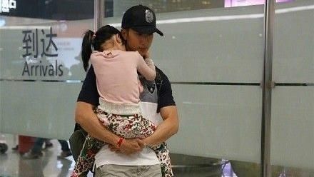 吳尊護女心切　疑機場怒指陸媒鏡頭
