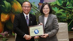 蔡英文總統接見「北美各地台灣會館及台灣中心回國訪問團」。（總統府提供）