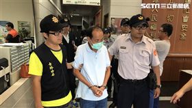 鄭婦在士林捷運站被祈福黨成員搭訕，對方誆稱有位中醫師很厲害，還能祈福作法，鄭婦領出百萬現金，卻越想越不對，錢卻被對方搶走，鄭婦隨即大喊搶劫，警方與民眾合力逮人，訊後依詐欺罪送辦（楊忠翰攝）