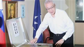 吳敦義赴國民黨中央委員選舉投票（2）國民黨第20屆中央委員選舉9日在台北市議會國民黨團會議室舉行，國民黨主席吳敦義圈票後，前往票匭投票。中央社記者徐肇昌攝　106年9月9日