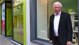 比利時前市長加登（Alfred Gadenne）
https://www.facebook.com/alfred.gadenne/photos?pnref=lhc