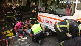 醫院護理師聽聞車禍撞擊聲，趕到現場協助。（圖／翻攝畫面）