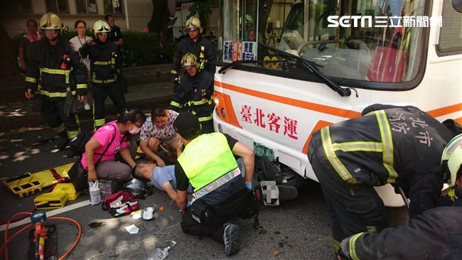 醫院前驚傳車禍　護理師攜警消同救援