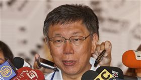 李明哲認罪　柯文哲：雙方價值觀差太遠台北市長柯文哲12日上午在台北晶華酒店出席第5場居住正義論壇，會前受訪表示，北京政府每次抱怨對台灣讓利多、想討好台灣人民，台灣人民卻愈跑愈遠，「李明哲事件就是個例子」，雙方民眾的價值觀差太遠。中央社記者謝佳璋攝　106年9月12日