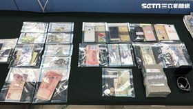  鄭婦在士林捷運站被祈福黨成員搭訕，對方誆稱有位中醫師很厲害，還能祈福作法，鄭婦領出百萬現金，卻越想越不對，錢卻被對方搶走，鄭婦隨即大喊搶劫，警方與民眾合力逮人，訊後依詐欺罪送辦（楊忠翰攝）