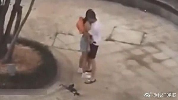 女友吵架脫胸罩　男友「抱緊」擋雙乳