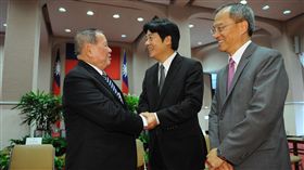 行政院長賴清德接見「北美各地台灣會館、台灣中心回國訪問團」。（行政院提供）