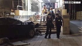 周男下班開車返家途中，因滷味從副駕駛座掉落，他伸手撿拾導致車輛失控，直接撞上捷運善導寺站6號出口的樓梯（翻攝畫面）