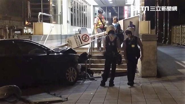 為了1包滷味　他開車自撞捷運站出口