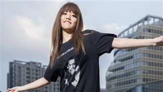 安那不怕高　站10層樓高台狂舞