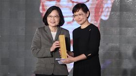 蔡總統頒發金漫獎特別貢獻獎（1）總統蔡英文（左）12日在台北文創大樓，出席「第8屆金漫獎頒獎典禮」，頒發特別貢獻獎給得獎人許貿淞，由於許貿淞年事已高加上行走不便，由許貿淞的女兒許綺芬（右）出席代為領獎。中央社記者鄭傑文攝　106年9月12日