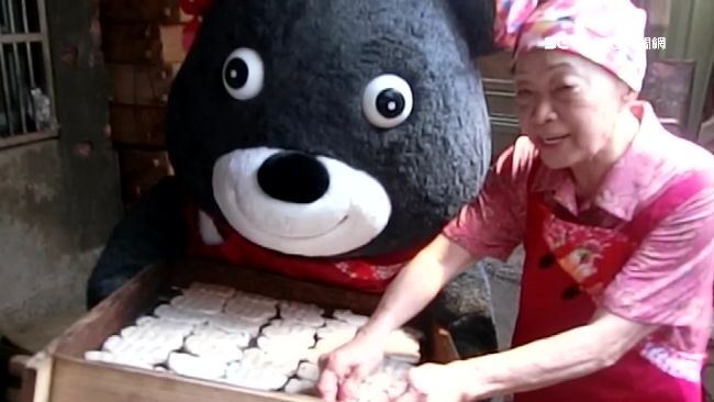 9旬職人教做粿　熊讚拜師不忘搞笑