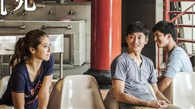 《強尼．凱克》從看似打錯電話的開頭衍生出玩味的創意。（圖／鏡象電影提供）