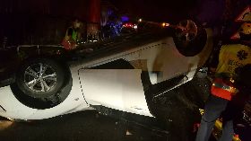 酒駕自撞翻覆　駕駛骨折不知痛