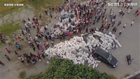 淨灘活動意外堆出「保麗龍山」。