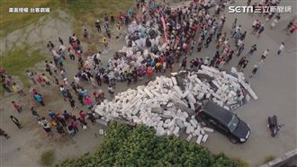 台客導演環島淨灘　在嘉義堆保麗龍山