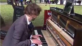 鋼琴,前女友,彈琴,Luke Howard,挽回,女友　圖／翻攝自YouTube