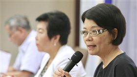 監察院彈劾警員（1）監察院12日舉行記者會，監委王美玉、陳小紅、劉德勳出席，對於曾任職於桃園縣平鎮派出所的員警吳彥霖、李永龍，以及現任平鎮派出所員警丁政豪、林照雄被彈劾，王美玉（右）說明4人遭彈劾的案由。中央社記者吳翊寧攝  106年9月12日