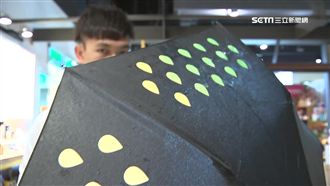 傘遇水七彩漸層　魔術系雨具防颱最炫