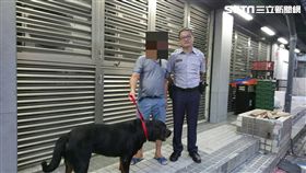 高翁的冠軍羅威納犬「流氓」自行掙脫狗鍊離去，他急忙前往派出所求助，李姓警員巡邏發現「流氓」蹤影，利用食物引誘牠回派出所，並通知高男前來領回（翻攝畫面）
