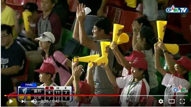 象猿天母萬人滿場　辜仲諒帶小孩看球