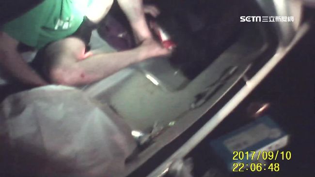 翻車骨折照樣昏睡　男酒測值0.91