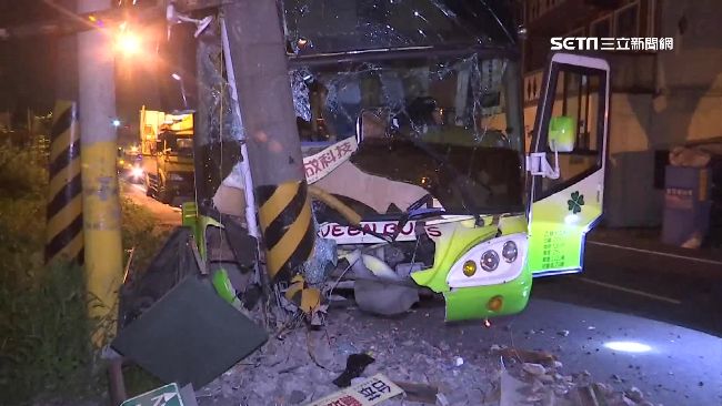 載台苯員工遊覽車撞電桿　4人輕傷
