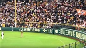 球迷丟瓶罐進場內（圖／翻攝自YouTube）