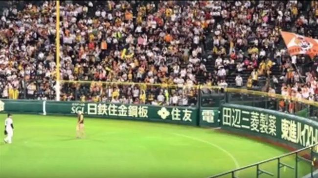 外野球迷亂丟瓶罐　差點誤擊福留孝介