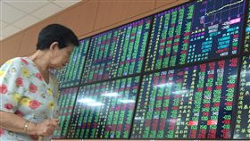 台股震盪小跌台北股市18日收盤下跌48.04點，為10321.33點，跌幅0.46%，成交金額新台幣880.88億元。中央社記者董俊志攝　106年8月18日