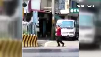 男發酒瘋站平交道　丟石頭攻擊消防員