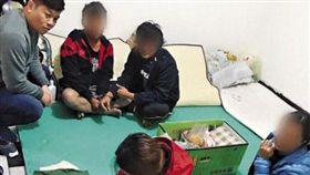 逃逸外籍移工衍生出的黑戶寶寶問題，至今仍無解。圖為移民署專勤隊逮捕逃逸移工。（警方提供）／鏡週刊