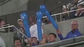 大聯盟球探玩放氣球（圖／翻攝自推特）