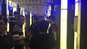 男酒店把玩槍枝走火　服務生遭擊中不治李姓男子（前右）13日凌晨在台南市一家酒店把玩槍枝，不慎走火擊中酒店的陳姓服務生，陳姓服務生送醫不治，李男攜槍向警方自首。（翻攝照片）中央社記者張榮祥台南傳真　106年9月13日