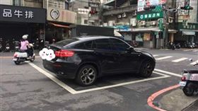 轎車把機車停等區當停車格（圖／翻攝自爆怨公社）