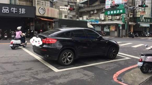名車停路口白格子…她去喝豆漿被酸翻